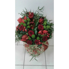 Амариллис с красными розами и хризантем