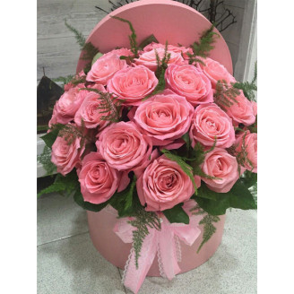 Коробка с розовыми розами